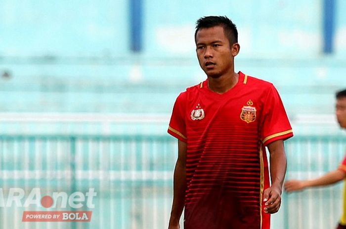 Gelandang Bhayangkara FC, Wahyu Subo Seto, saat berlatih di Stadion Wijaya Kusuma Cilacap, Jawa Tengah, kamis (23/03/2017), menjelang dimulainya Cilacap Cup 2017.