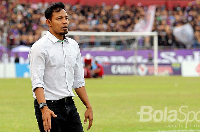 Bejo Sugiantoro, saat mendampingi Persik Kediri melawan PS Mojokerto Putra  dalam laga pekan ke-9 Grup 6 Liga 2 di Stadion Brawijaya Kediri Jawa Timur, Selasa (01/08/2017) sore.