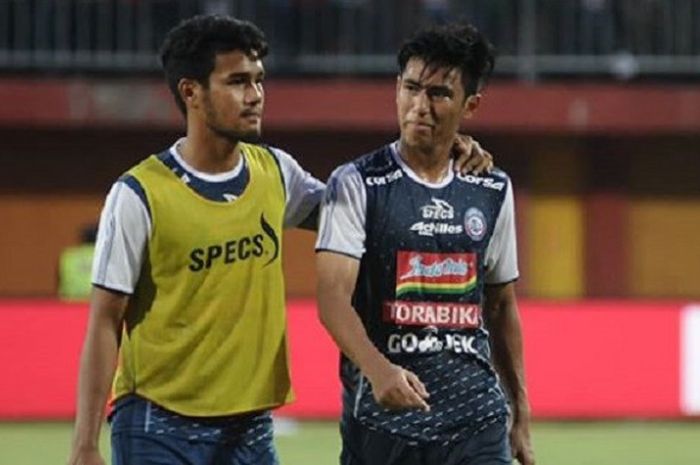 Hanif Sjahbandi menunjukkan raut wajah kesedihan seusai Arema FC dikalahkan Madura United 3-2 di Stadion Pamelingan, Sabtu (21/4/2018).