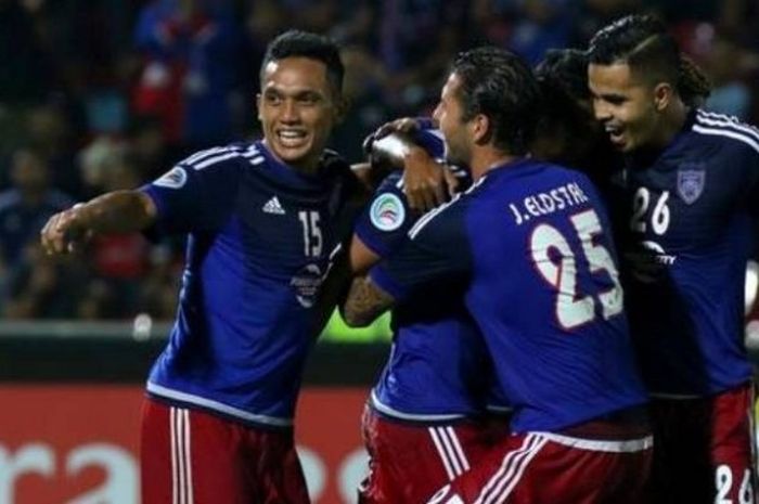 Para pemain Johor Darul Takzim bersuka cita usai membobol gawang Kaya FC di Stadion Larkin, Johor Bahru, Rabu (25/5/2016) malam. 