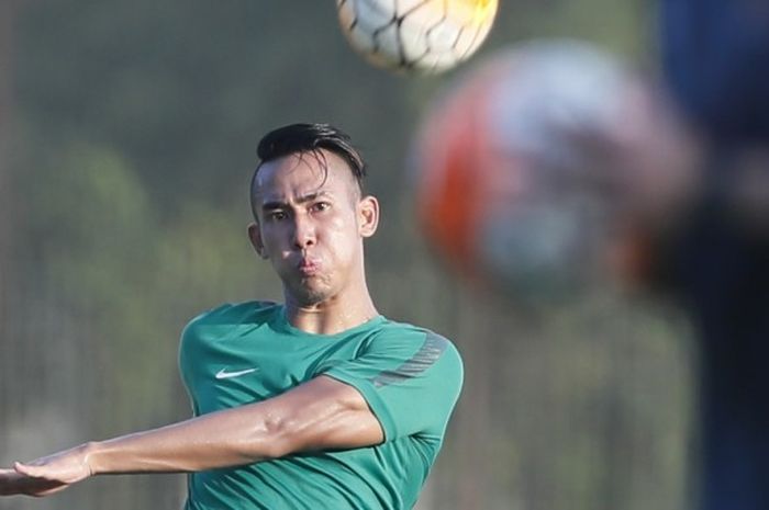 Aksi bek Persija, Ryuji Utomo, pada sesi seleksi Indonesia U-22 tahap ketiga di Lapangan Sekolah Pelita Harapan (SPH), Karawaci, Tangerang, Banten, Kamis (9/3/2017).