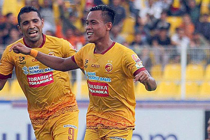 Striker Sriwijaya FC, Alberto Goncalves (kiri) dan Slamet Budiyono, merayakan gol saat melawan  Persegres Gresik United, dalam laga pekan ke-33 Liga 1 di Stadion Bumi Sriwijaya Palembang, Minggu (5/11/2017).