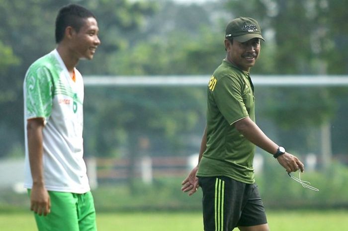 Pelatih Bhayangkara United Surabaya Ibnu Grahan setelah memberikan instruksi kepada pemainnya Evan Dimas di Lapangan Brigif Sidoarjo, Rabu (1/6) pagi.