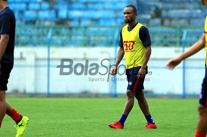 Gelandang Madura United, Zah Rahan Krangar, saat mengikuti latihan rutin di Stadion Gelora Bangkalan, Jawa Timur Rabu (07/03/2018) sore.
