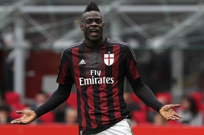 Ekspresi striker AC Milan, Mario Balotelli, dalam pertandingan Serie A 2015-2016 menghadapi Frosinone di Stadio Giuseppe Meazza, Milan, Italia, pada 1 Mei 2016.