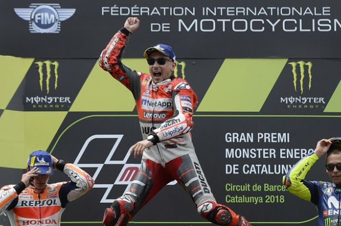 Pebalap Ducati Team, Jorge Lorenzo, melakukan selebrasi di atas podium setelah memastikan diri finis pertama pada GP Catalunya di Circuit de Barcelona-Catalunya, Spanyol, Minggu (17/6/2018).