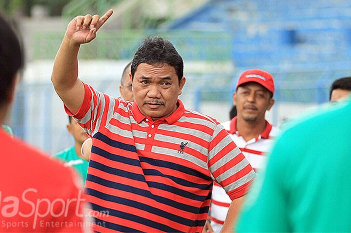 Presiden Madura United, Achsanul Qosasi, memberi arahan saat menghadiri sesi latihan timnya yang digelar di Stadion Gelora Bangkalan, Minggu (16/12/2017).