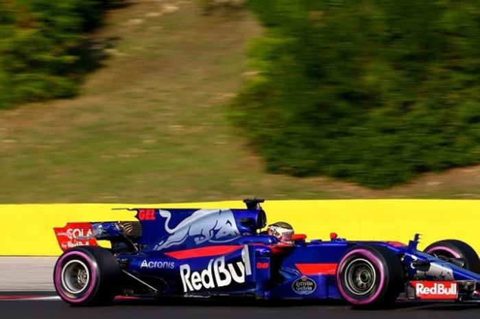 Pebalap Formula 2 asal Indonesia, Sean Gelael, memacu mobil tim Toro Rosso pada tes pasca-musim di Hungaroring, Budapest, Selasa (1/8/2017).