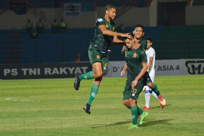 PS Tira saat merayakan gol ke gawang Persela Lamongan di Stadion Sultan Agung (SSA), Bantul, Minggu (28/10/2018). 