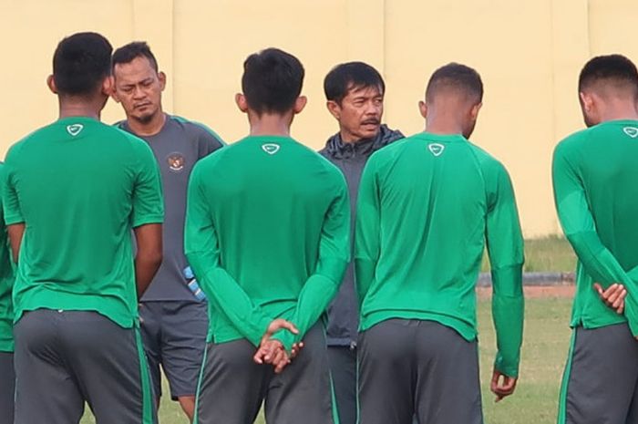  Pelatih timnas U-19 Indonesia, Indra Sjafri, memimpin langsung sesi latihan menjelang laga kontra Singapura di Stadion Jenggolo, Sidoarjo, Senin (2/7/2018). 