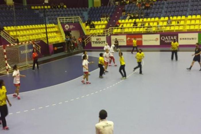 Suasana pertandingan bola tangan putri Asian Games 2018 antara Indonesia (putih) melawan Malaysia di GOR POPKI, Cibubur, Jakarta Timur, Selasa (14/8/2018).