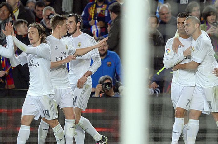 Striker Real Madrid, Cristiano Ronaldo (kedua dari kanan), merayakan gol bersama rekan setimnya saat melawan Barcelona dalam laga lanjutan Liga Spanyol 2015-2016 di Stadion Camp Nou, Barcelona, pada 2 April 2016.