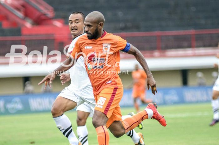 Aksi penyerang Borneo FC, Boaz Solossa, pada pertandingan Grup D Piala Presiden 2018 melawan PSPS Ri