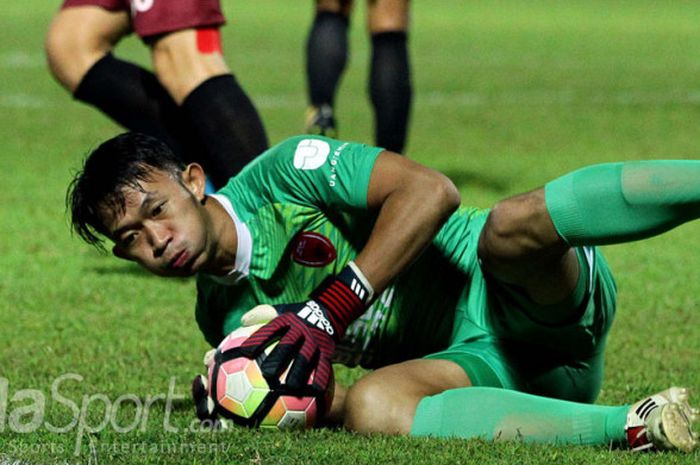 Aksi kiper PSM Makassar, Rivky Mokodompit.