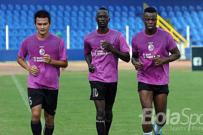 Konate Makan dan Mamadou N'Diaye berlatih bersama di stadion Bumi Sriwijaya FC, setelah resmi bergabung dengan tim berjuluk Laskar Wong Kito untuk musim kompetisi 2018.