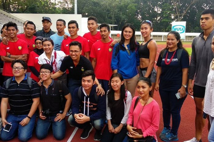 Para vlogger dan blogger berfoto dengan para atlet atletik Indonesia di Stadion Madya, Senayan, Jakarta, Senin (4/6/2018).