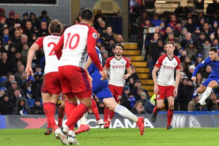 Gelandang Chelsea, Eden Hazard (kanan), mencetak gol ke gawang West Bromwich Albion dalam laga Liga Inggris di Stadion Stamford Bridge, London, pada 12 Februari 2018.