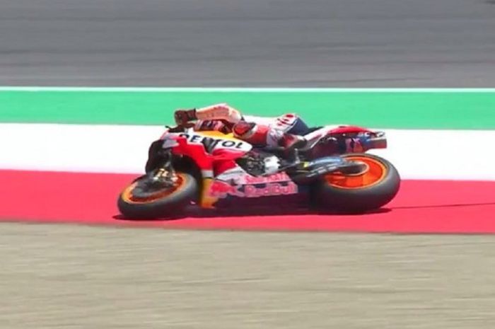 Marc Marquez terjatuh saat balapan MotoGP Italia di Sirkuit Mugello, Italia, Minggu (3/6/2018).