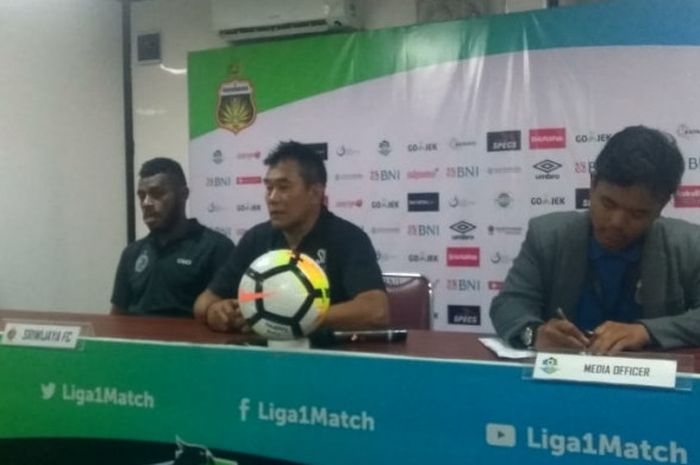 Pelatih dan pemain Sriwijaya FC, Subangkit serta Marckho Sandy memberikan keterangan pers seusai laga kontra tuan rumah Bhayangkara FC, di Stadion PTIK, Jumat (12/10/2018).