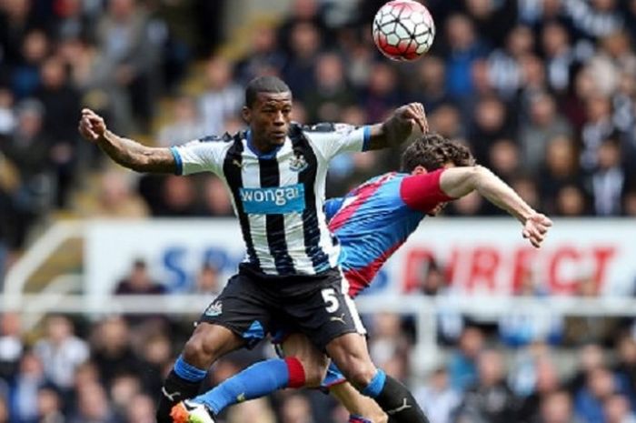 Georginio Wijnaldum dan Yohan Cabaye berebut bola di udara saat Newcastle United menjamu Crystal Palace di St. James' Park, Sabtu (30/4/2016). 