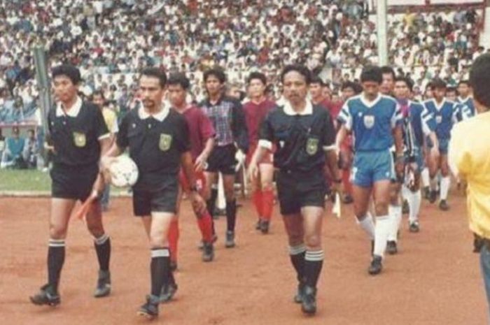 Final kompetisi perserikatan antara PSM vs Persib Bandung di Senayan, Jakarta.
