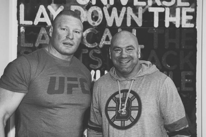 Dana White (kanan) bersama Brock Lesnar (kiri).