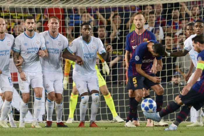 Lionel Messi mengambil tendangan bebas dalam partai Liga Champions antara Barcelona dan PSV di Camp Nou, Selasa (18/9/2018)
