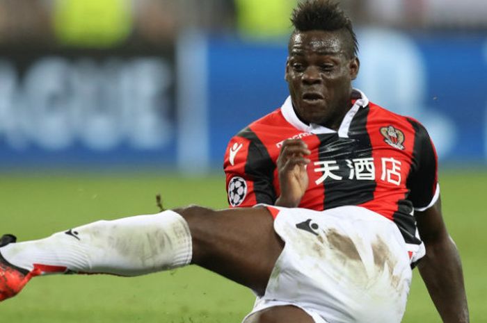 Striker OGC Nice, Mario balotelli, dalam laga kontra Napoli di Allianz Riviera, Selasa (22/8/2017)