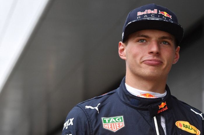 Pebalap Red Bull Racing, Max Verstappen, bersiap menjalani sesi kualifikasi GP Inggris di Sirkuit Silverstone, Inggris, 15 Juli 2017.