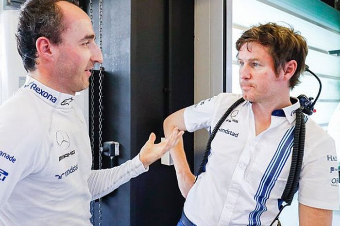 Robert Kubica berbicara dengan kru tim Williams saat tes ban Pirelli yang berlangsung di Sirkuit Yas
