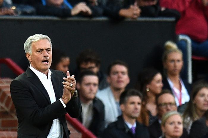 Gestur manajer Manchester United, Jose Mourinho, saat memberikan instruksi kepada para pemainnya dalam laga Liga Inggris 2018-2019 menghadapi Leicester City di Stadion Old Trafford, Manchester, Inggris, pada 10 Agustus 2018.