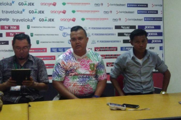 Asisten pelatih Marwal Iskandar bersama jajaran manajemen PSPS Pekanbaru memberikan keterangan pasca kemenangan atas Cilegon United pada laga pamungkas 16 Besar Liga 2 musim 2017 di Stadion Kaharuddin Nasution, Rumbai, Selasa (10/10/2017). 