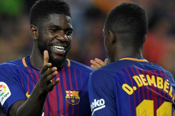 Samuel Umtiti (kiri) merayakan gol bersama Ousmane Dembele saat Barcelona bersua Espanyol pada duel Liga Spanyol di Camp Nou, Barcelona, 9 September 2017.