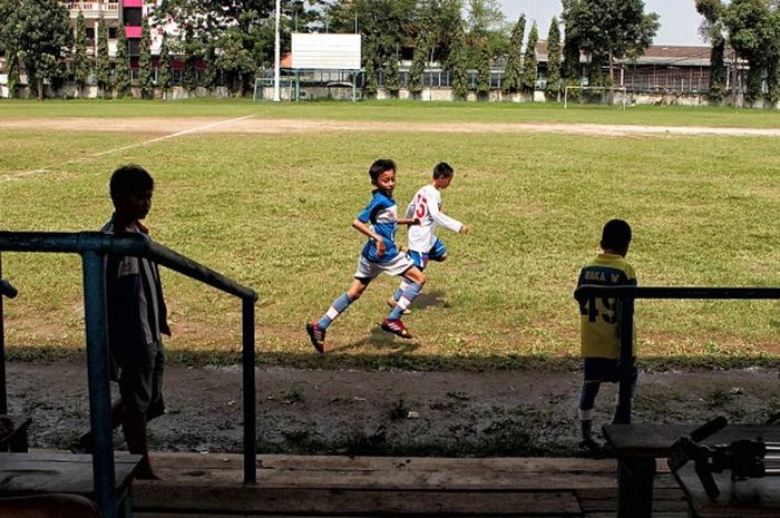 Siswa Sekolah Sepak Bola (SSB) Union Make Strength (UMS) bersiap mengikuti latihan di lapang Petak Sinkian Taman Sari Jakarta Barat Jakarta, Jumat (15/3/2014).