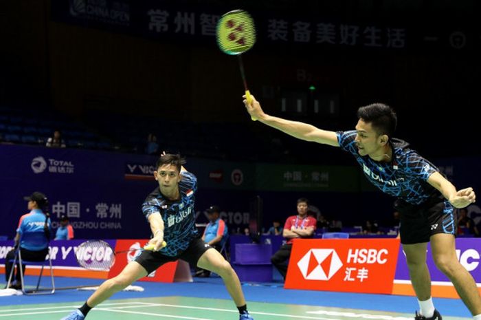  Pasangan ganda putra Indonesia, Fajar Alfian (kanan)/Muhammad Rian Ardianto, saat menjalani pertandingan melawan Takeshi Kamura/Keigo Sonoda (Jepang) pada babak kesatu turnamen China Open 2018, Selasa (18/9/2018). 