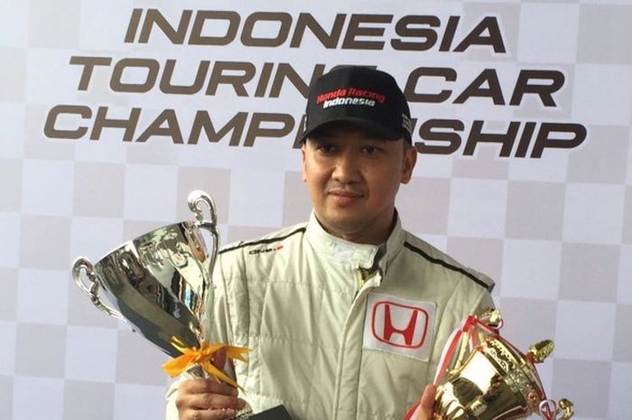 Alvin Bahar, pebalap senior menjuarai seri pembuka Kejurnas balap mobil ISOM di Sirkuit Internasional Sentul, Bogor, Jawa Barat, Minggu (6/3/2016).
