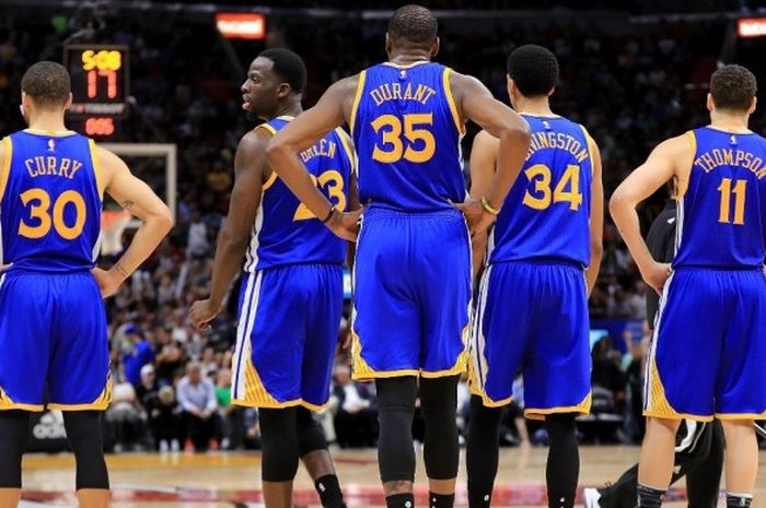 Starter Golden State Warriors (dari kiri ke kanan), Stephen Curry, Draymond Green, Kevin Durant, Shaun Livingston, dan Klay Thompson, bersiap menghadapi pertandingan musim reguler NBA melawan Miami Heat di American Airlines Arena, Miami, Florida, Amerika Serikat, Senin (23/1/2017).