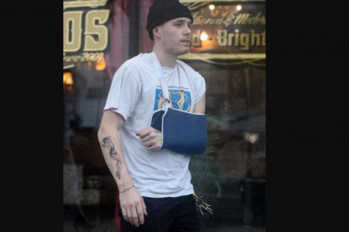 Brooklyn Beckham dengan tato baru di lengan tangan kanannya.