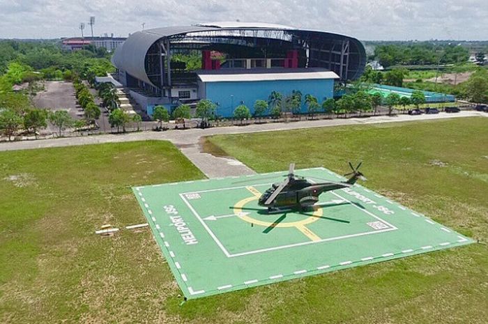 Helikopter Puma jenis SA330 milik TNI Angkatan Udara, mendarat mulus pada uji coba landasan heliport yang dibangun untuk persiapan Asian Games 2018 di Komplek olahraga Jakabaring Sport City (JSC), Jumat (13/4/2018).