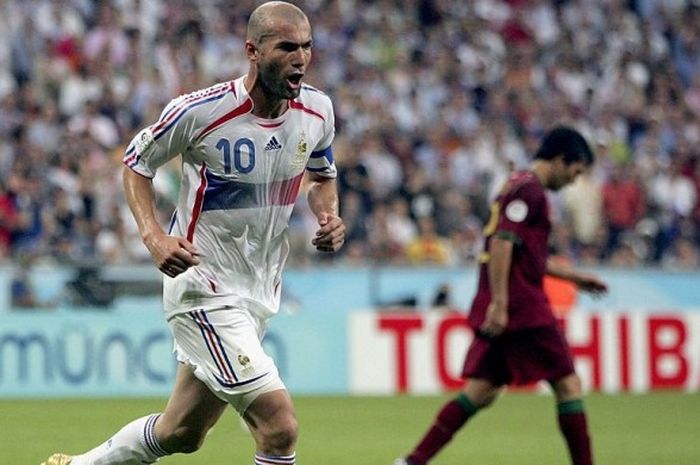 Zinedine Zidane usai mencetak gol kemenangan Prancis atas Portugal di semifinal Piala Dunia 2006