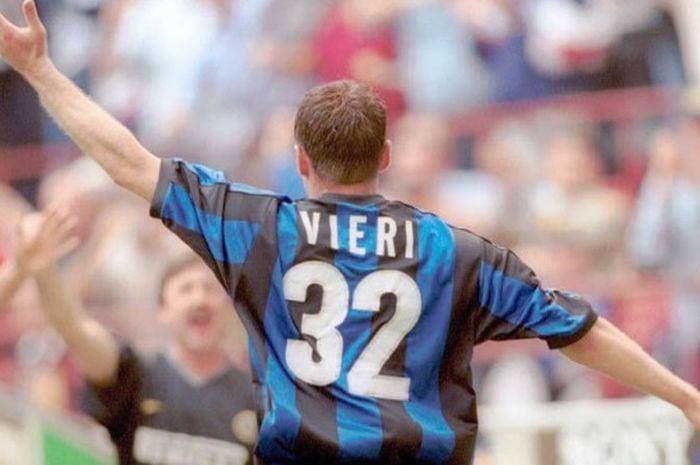 Christian Vieri merayakan golnya untuk Inter Milan ke gawang Hellas Verona pada pekan pembuka Serie A 1999-2000 di Stadion Giuseppe Meazza, 29 Agustus 1999.