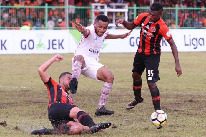 Pemain Persija Jakarta, Yan Pieter Nasadit diadang dua pemain Perseru Serui, Silvio Escobar dan Kelv