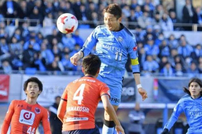 Striker Kawasaki Frontale, Yu Kobayashi melompat dengan mendahului antisipasi pemain bertahan Omiya Ardija pada laga pamungkas J1 League musim 2017 di Stadion Kawasaki Todoroki, Sabtu (2/12/2017).