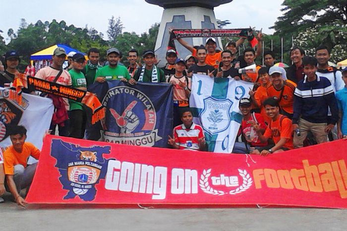 The Jakmania dan SMeCKHooligan berfoto bersama jelang laga leg pertama Semifinal Piala Presiden 2018 antara Persija Jakarta Vs PSMS Medan di Stadion Manahan, Solo, Sabtu (10/2/2018).