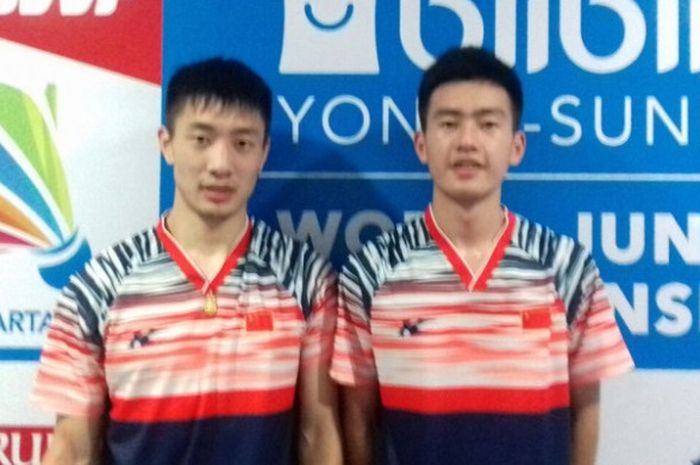 Pasangan ganda putra China,  Fan Qiuyue/Wang Chang (kanan) berpose seusai tampil pada partai ketiga final beregu Kejuaraan Dunia Junior 2017 melawan Malaysia di GOR Among Rogo, Yogyakarta, Sabtu (14/10/2017).