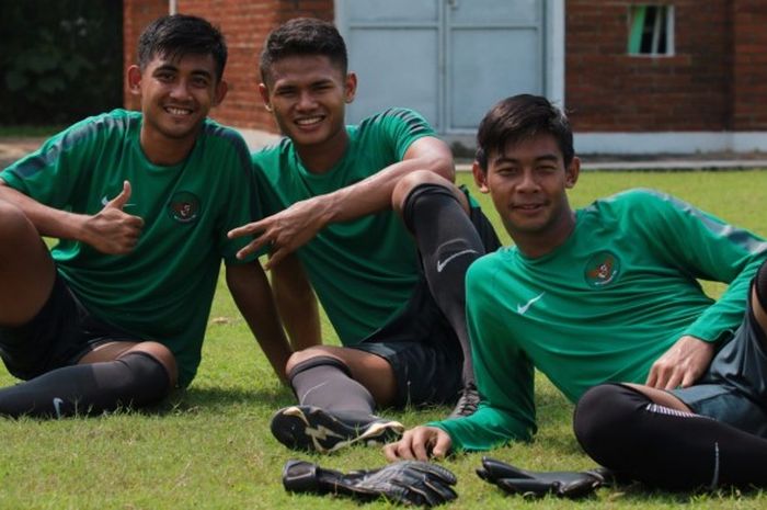 Gelandang Persegres Gresik United, Arsyad Yusgiantoro (kiri), bersama Dimas Drajad (tengah), dan kiper Satria Tama (kanan), berpose seusai pemusatan latihan Indonesia U-22 di lapangan Sekolah Pelita Harapan (SPH), Karawaci, Tangerang, Banten, Selasa  (25/4/2017).