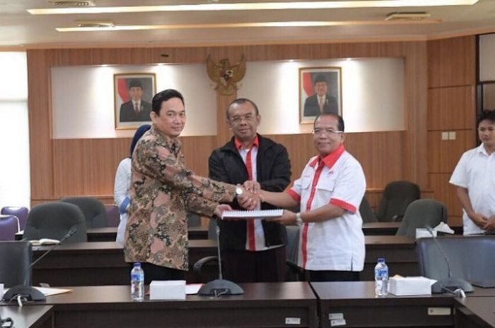 Sekretaris Kemenpora (Sesmenpora) Gatot S Dewa Broto (tengah)menyaksikan dan memberikan arahan pada acara serah terima jabatan (sertijab) Direktur Lembaga Pengelola Dana dan Usaha Keolahragaan (LPDUK) di Lantai 3 Kantor Kemenpora Jakarta, Rabu (15/11/2017)