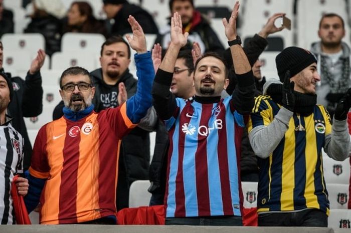 Fans klub-klub Turki (kiri-kanan): Besiktas, Galatasaray, Trabzonspor, dan Fenerbahce, bersama-sama menyaksikan laga Piala Liga Turki antara Besiktas kontra Kayserispor di Stadion Vodavone Arena, IStanbul, Turki, pada 14 Desember 2016 untuk menghormati korban tewas akibat bom.