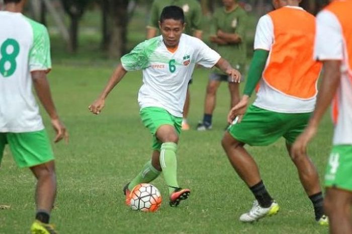 Gelandang Evan Dimas Darmono (6) dalam latihan rutin Bhayangkara Surabaya United (BSU). Evan Dimas adalah kapten paling muda BSU yang berjumlah lima nama.