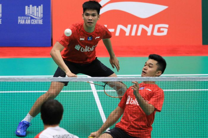 Aksi Leo Rolly Carnando/Daniel Marthin saat menghadapi pasangan Denmark dalam perempat final Kejuaraan Dunia Junior 2018 (kategori beregu campuran) yang diselenggarakan di Kanada, Kamis (8/11/2018).